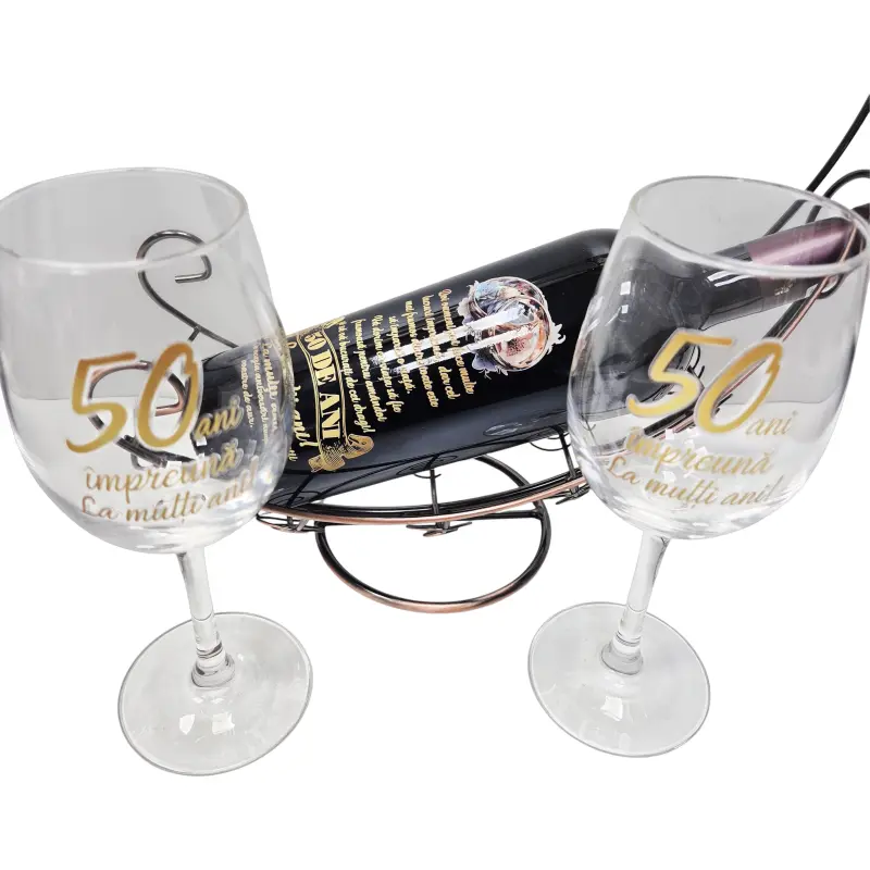 50 de ani aniversare, suport din metal cu sticla vin personalizata cu mesaj si 2 pahare personalizate 50 de ani impreuna